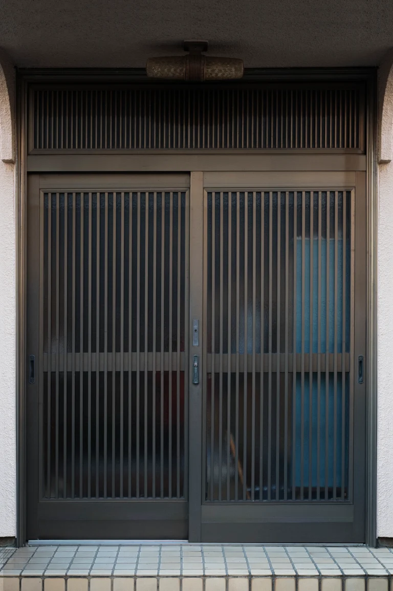 retractable flyscreen entrance